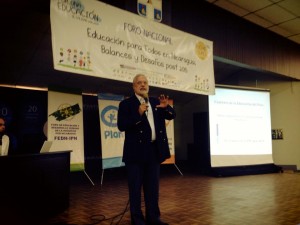 El Dr. Rafael Lucio Gil nos expone sobre el Contexto actual de la Educación Nacional frente a la Agenda de Desarrollo 2015-2030. Foto: FEDH-IPN